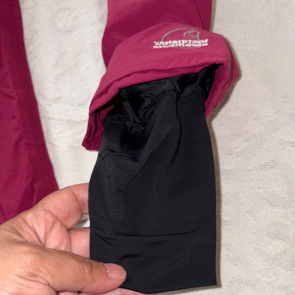 Gently Loved Women’s Carhartt Burgundy Hooded Jacket - Picture 5 of 14